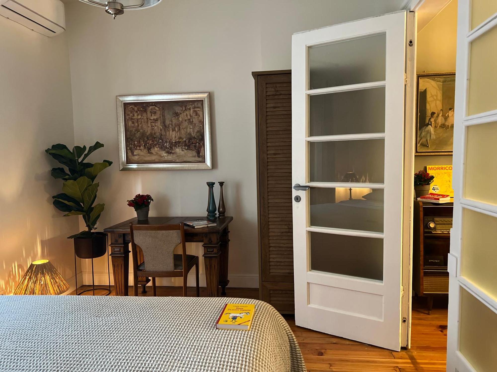 Laurel & Hardy - Old Center Apartment